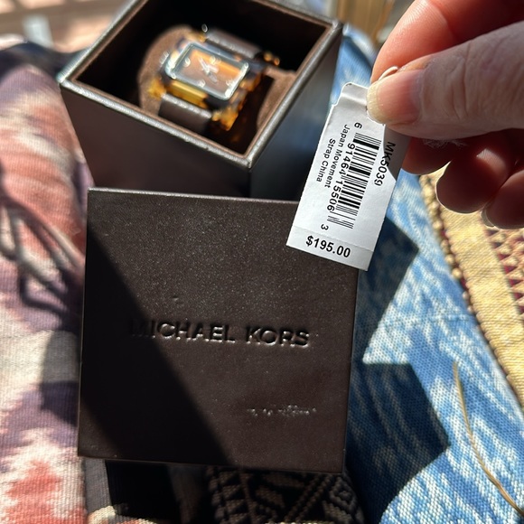 Michael Kors tortoise w brown leather band watch. Vintage. Brand new battery!! - Picture 13 of 16